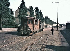 Rotterdam, Rosestraat, de M 67 met afbraaktram is bij het station