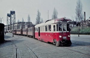 Rotterdam, Rosestraat. De Kievit, MABD 1804, is zojuist met tram,