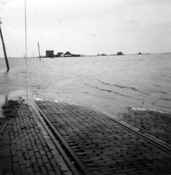 RTM Capelle (op de achtergrond). Gezicht vanaf de weg naar Capell