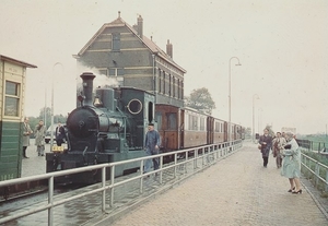 RTM Loc 56 met tram Station Hellevoetsluis 07-10-1961