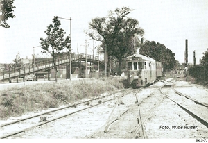 RTM MABD1804 'Kievit' met tram 2e Rosestraat 07-08-1957