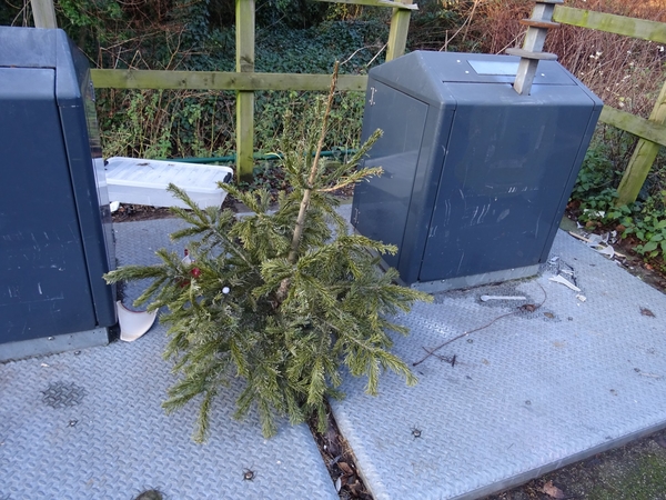 Vrijdag 27 December 2019 weer heel veel rommel en smerigheid te L