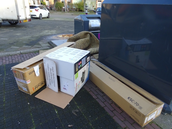 Vrijdag 27 December 2019 weer heel veel rommel en smerigheid te L