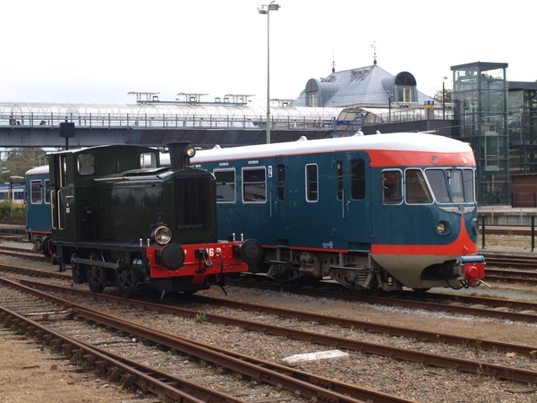 Ex-NS DE-I 41 en loc 162 poseren samen voor de foto. Hoorn, 1 okt