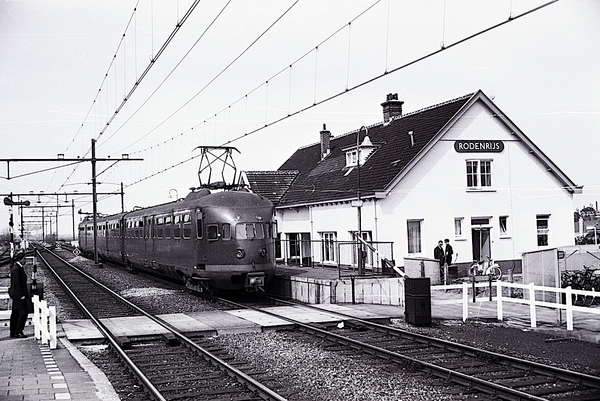 NS Rodenrijs, mat '36 stel 453 halteert te Rodenrijs als trein Ro