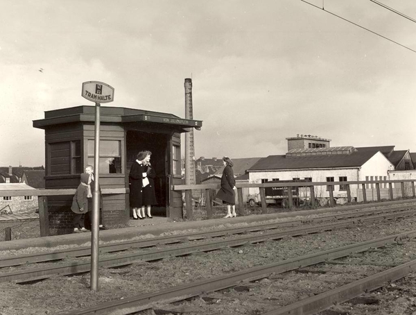 1959. De Blauwe Tram, halte Van der Laan vleesfabriek-2