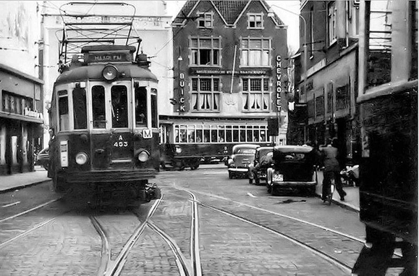 A 453 Budapester die met aanhangers van het Houtplein de Tempelie