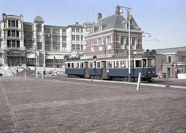 NZH A619-620 in 1950 bij het eindpunt in Scheveningen voor het Pa