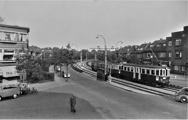 Een Boedapesterstel komt circa 1950 voorbij razen op de Parkweg b