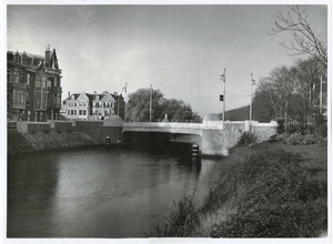 Den Haag. Laan van Meerdervoort, brug Verversingskanaal. Links de