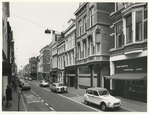 Noordeinde ter hoogte van nrs. 55-57 rechts en links nr. 126, gez