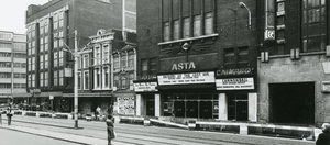 Spui 43-27, gezien naar de Grote Marktstraat.Bioscopen Bijou ,Ast