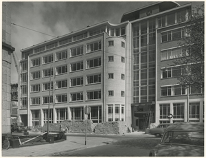 Zeestraat met het nieuwe gebouw van het hoofdbestuur van de PTT. 