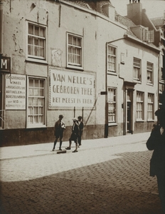 Assendelftstraat, zijgevel van Westeinde 36 met een geschilderde 