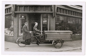 Den Haag. Hoefkade 536 (hoek Koningstraat), rijwielhandel Roos en