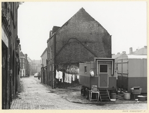 Korte Vleerstraat 11-15 (rechts) met wat woonwagens op de voorgro