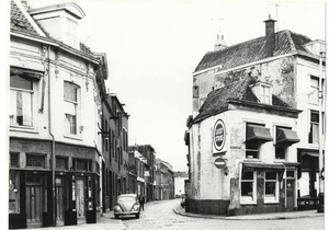 Kortenbos gezien vanaf het Westeinde. Gesloopt in 1970.