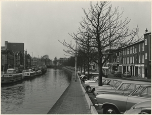 Pletterijkade hier gezien van het Rijswijkseplein naar de Boomslu