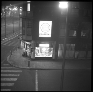 Pletterijstraat hoek Weteringkade bij avond. Op de achtergrond he