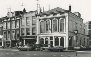 Stationsweg 55-51. Op nr. 53 de broodjeszaak Dopmeijer.1978.