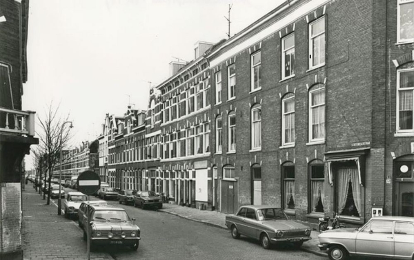 Stortenbekerstraat 1-127, gezien van de Rembrandtstraat naar de V