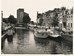 Uilebomen 2-22, gezien nar het Spui.  6-1975.