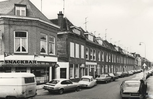 Van Dijckstraat 251-1, gezien van de Hoefkade naar de Hobbemastra