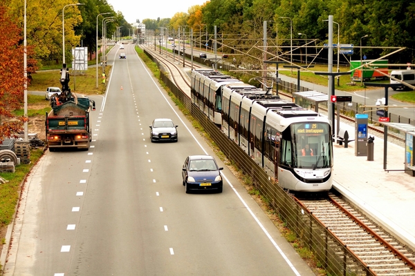 3024 + 3014,die na het aandoen van halte Stadshart de nieuwe boog