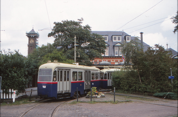 968 en een motorwagen voor het Haarlemmermeerstation. 22-09-2001