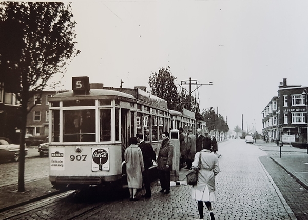 907 De Mient met lijn 5 ter hoogte van de Abrikozenstraat.