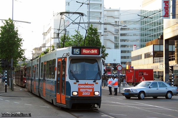 3127 Koninginnenach. Een speciale feesttram reed voor deze gelege