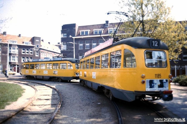 Haagse PCC's 1182 en 1185 naar Rotterdam. De RET had een tekort a