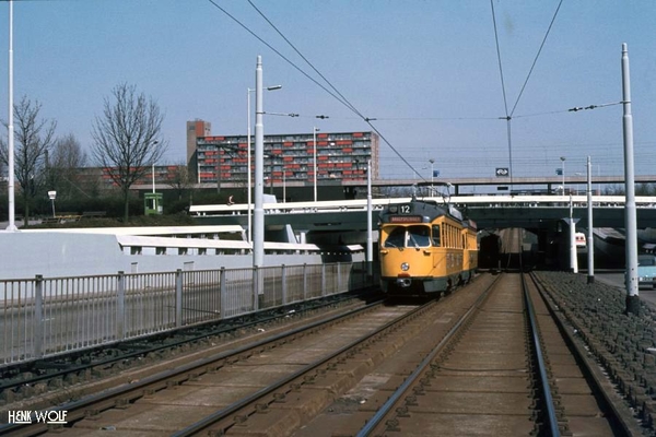 Haagse PCC's 1182 en 1185 naar Rotterdam. De RET had een tekort a