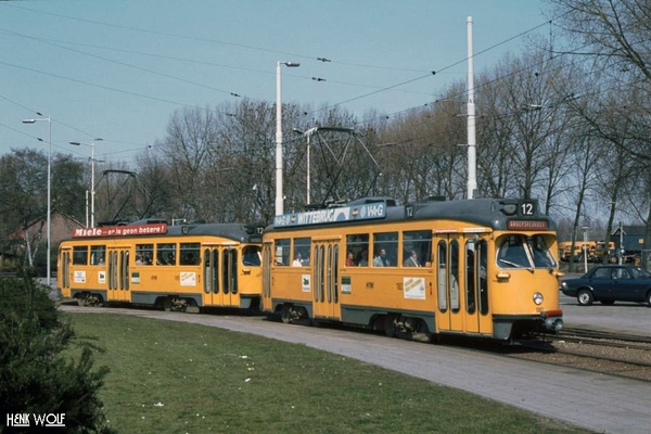 Haagse PCC's 1182 en 1185 naar Rotterdam. De RET had een tekort a