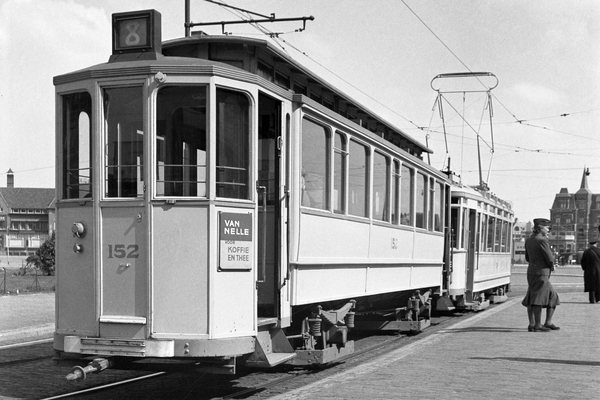 stoomwagen 152 achter een onbekende 800 op lijn 8