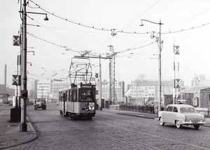 503 van lijn 12 op de Rederijbrug in een nog kaal Rotterdam, op w