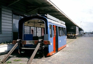 De A-bak van ex RET 364 geschilderd in metro-kleuren bij de Spoor