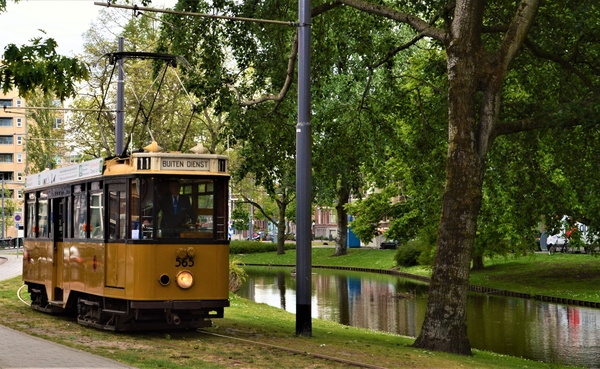 RET 565 aan de achterzijde van het Centraal Station op de Proveni