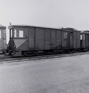 Het is 1956 en de M66+ABP423 is met rijtuig AB420 gearriveerd te 