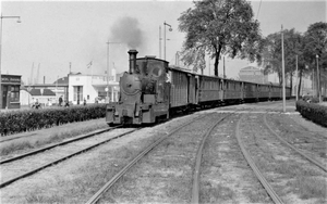 Loc 57 met tram op de Brielselaan te Rotterdam in 1955.