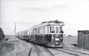 MABD1804 Kievit met tram nadert het station Zuidland. 12-09-1964