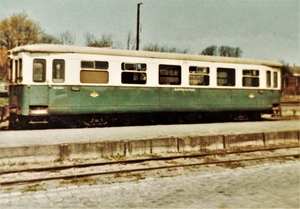 Omstreeks 1960 poseert de ABR 1504 bij het station Oostvoorne