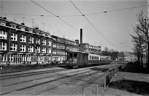 Op 13 maart 1960 rijdt de M 67 met tram over de Putselaan te Rott