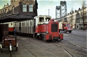 Op 14 november 1959 zet de M 1652 een tram langs het perron van s