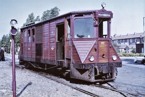 Op 22 juli 1959 staat de M 67 bij station Spijkenisse. Links het 