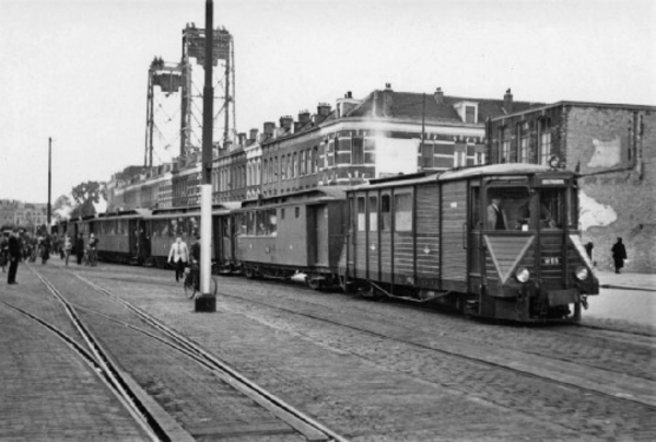 RTM M69 met tram Rosestraat 26-06-1949. Dé dato 13-07-1951 is de