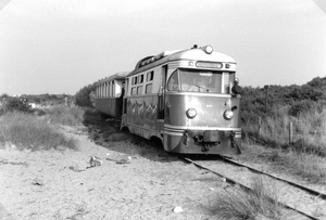 RTM M1806 'Bergeend' met tram Oostvoorne strand 08-1964.
