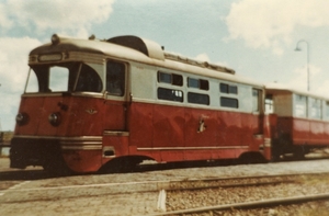 RTM M1806 'Bergeend' met tram Station Hellevoetsluis