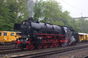 De versierde (en toen 75 jarige) 01 1075 in Dordrecht, klaar om d