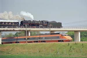 Kruising tussen een Zuidoost HST en een stoomtrein in de buurt va